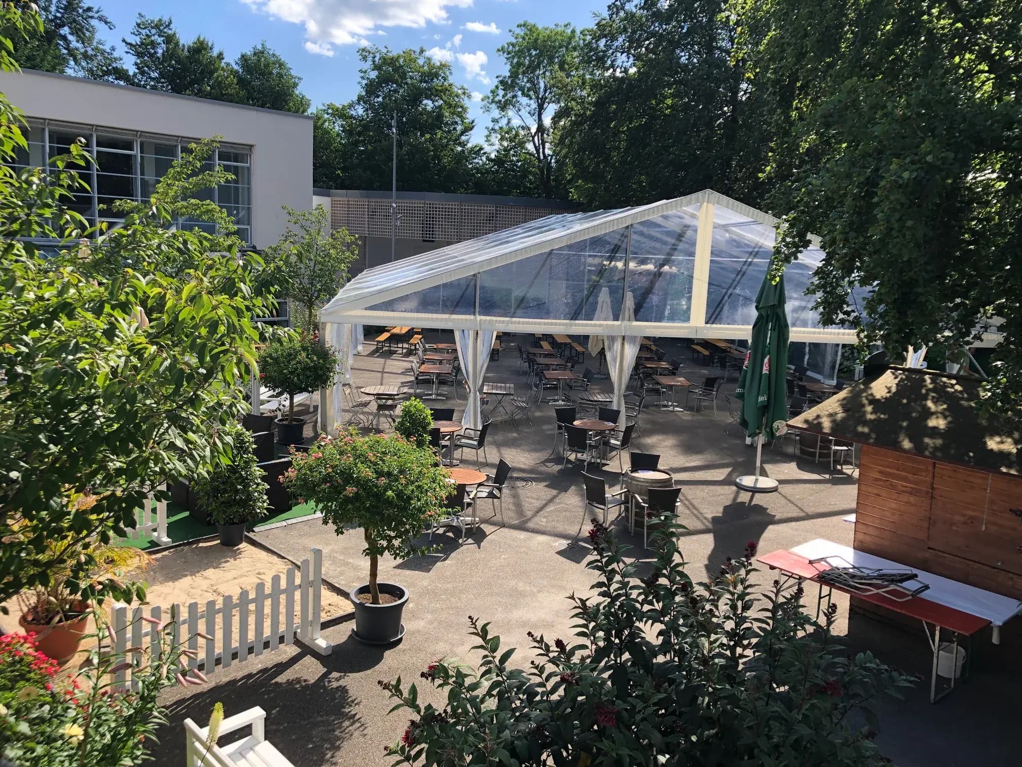 Brunnenhof im Sommer